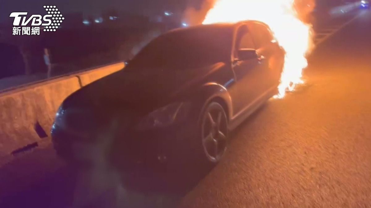 火勢撲滅後可見車尾嚴重燒毀，但車頭部分卻十分完整。(圖／TVBS)