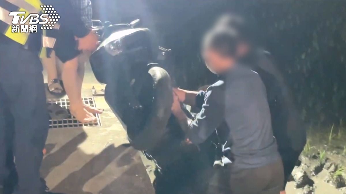 龍井路口驚悚車禍！18歲學生撞上55歲騎士，1死1傷送辦。(圖／TVBS)