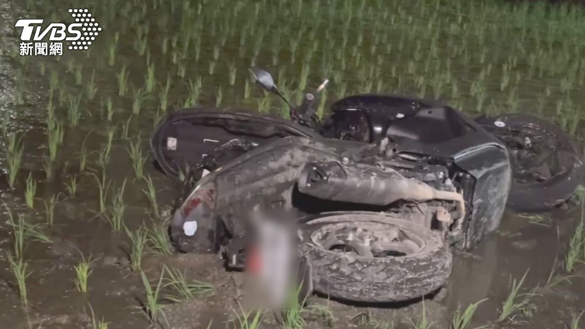 現場人員脫下鞋子進入水田中，將機車抬上岸，機車外觀看起來相當新穎。(圖／TVBS)