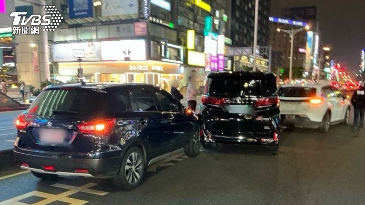 北市忠孝東路三連撞！遭計程車「前後夾擊」　高檔保母車毀了