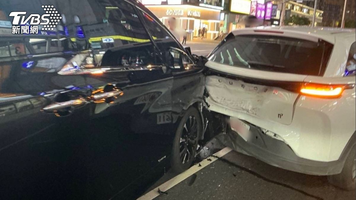 白色計程車挨撞，車內乘客腰部不適送醫。（圖／TVBS）