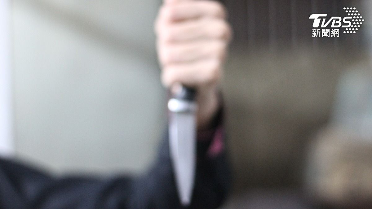 印男當眾揮刀砍小販　竟「提頭顱走回家」伴屍淡定做飯