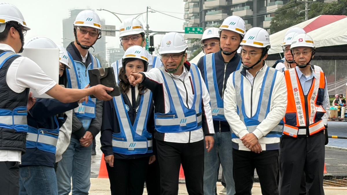 新北市長侯友宜視察鋪軌情形。(圖/新北市政府提供)