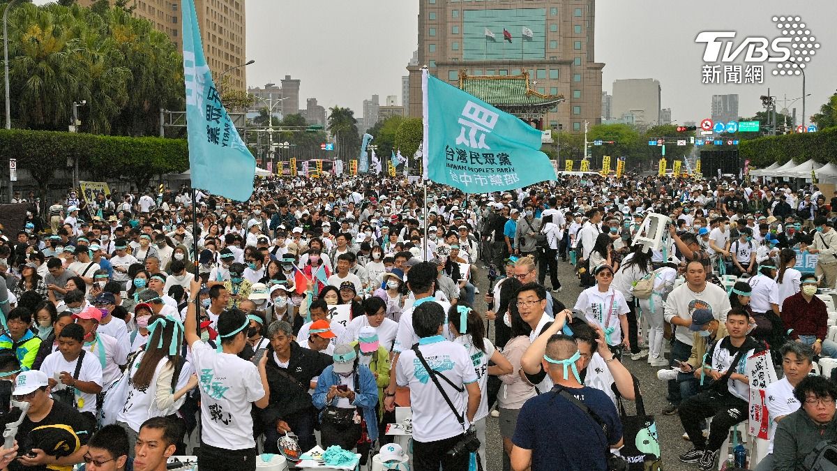 下午1點50分，民眾黨喊出現場已有「超過萬人」。（圖／胡瑞麒攝）