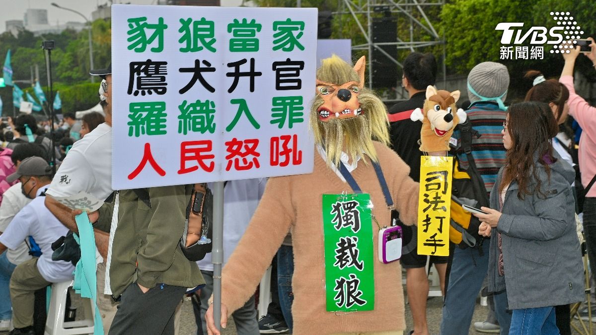 下午1點50分,民眾黨喊出現場已有「超過萬人」。(圖/胡瑞麒攝)