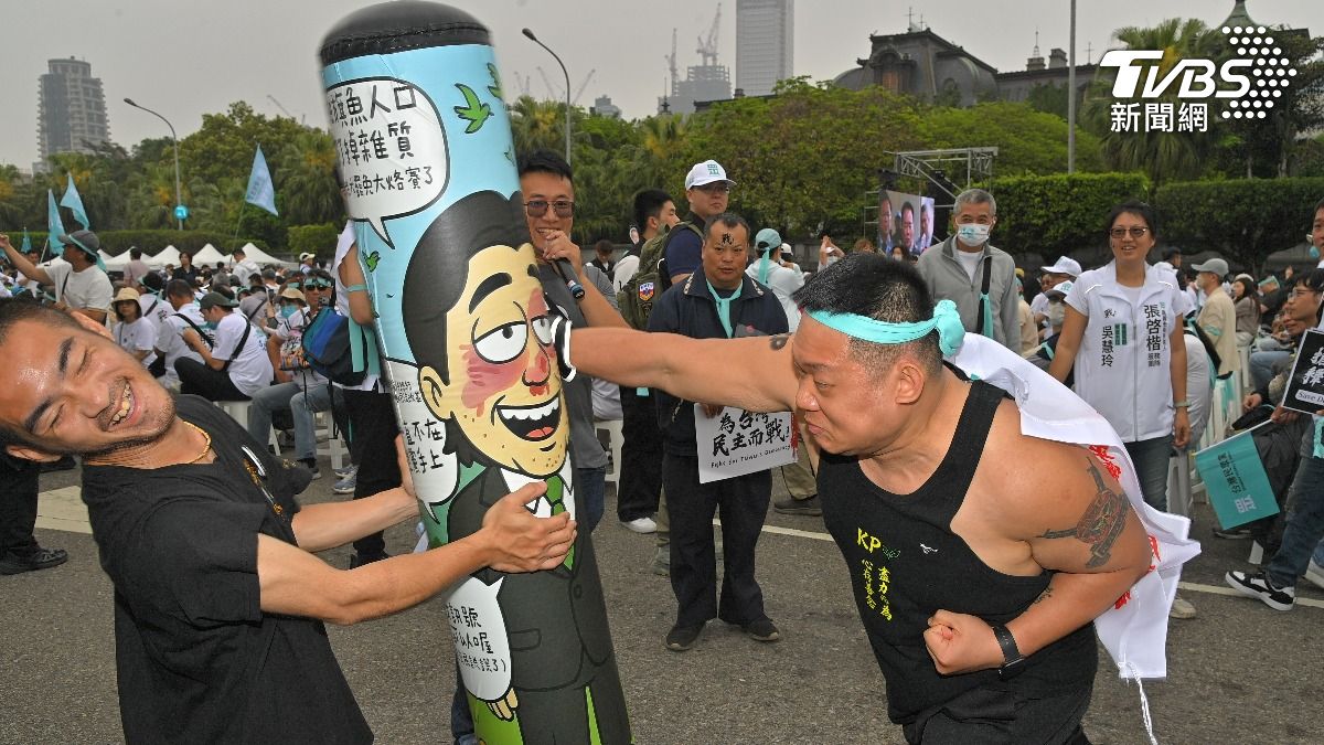 下午1點50分,民眾黨喊出現場已有「超過萬人」。(圖/胡瑞麒攝)