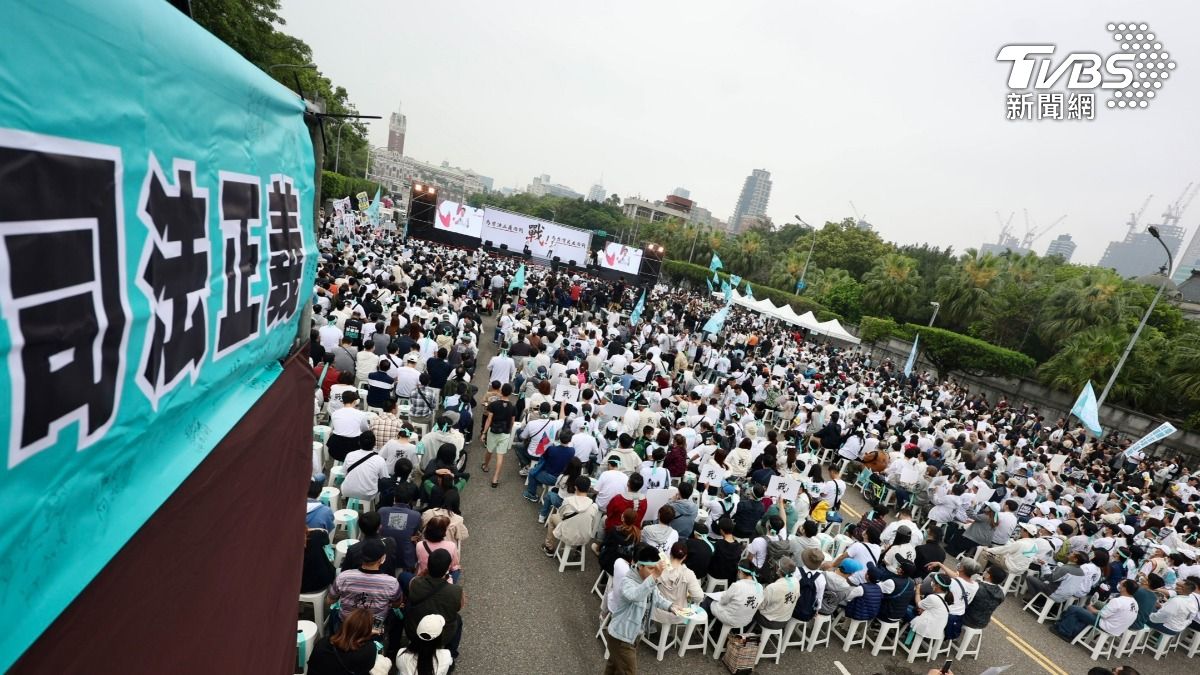 下午1點50分,民眾黨喊出現場已有「超過萬人」。(圖/華子琛攝)