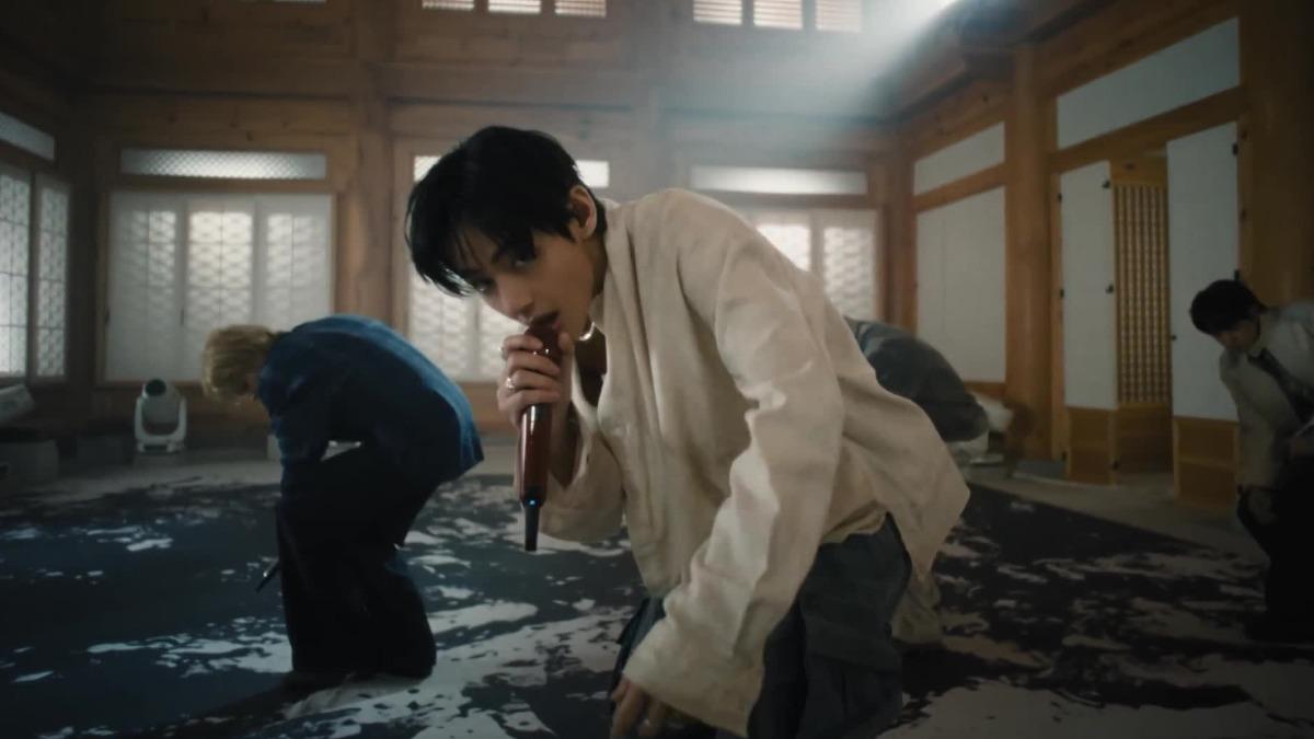 BTS推出新歌的現場演唱版本。（圖／翻攝BANGTANTV）