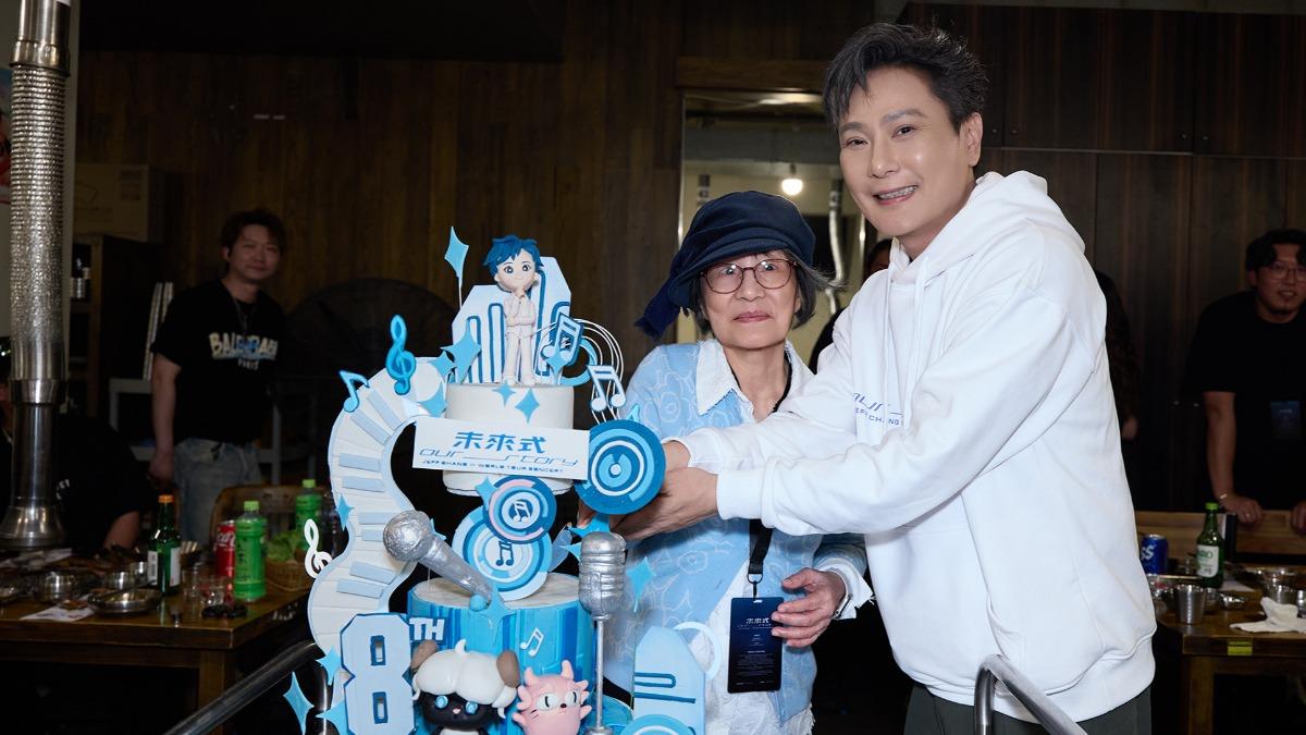張信哲特地幫媽媽慶生。(圖/潮水音樂提供)