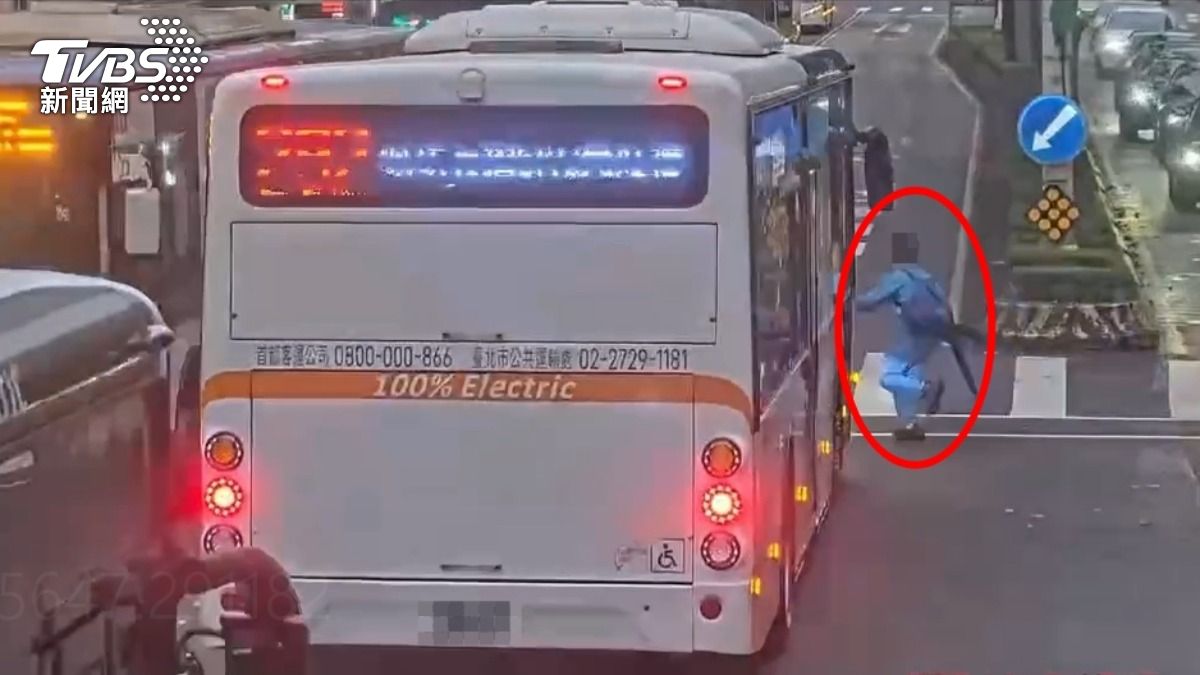 信義區男童違規穿越馬路，公車急煞才沒迎面撞上。（圖／TVBS）