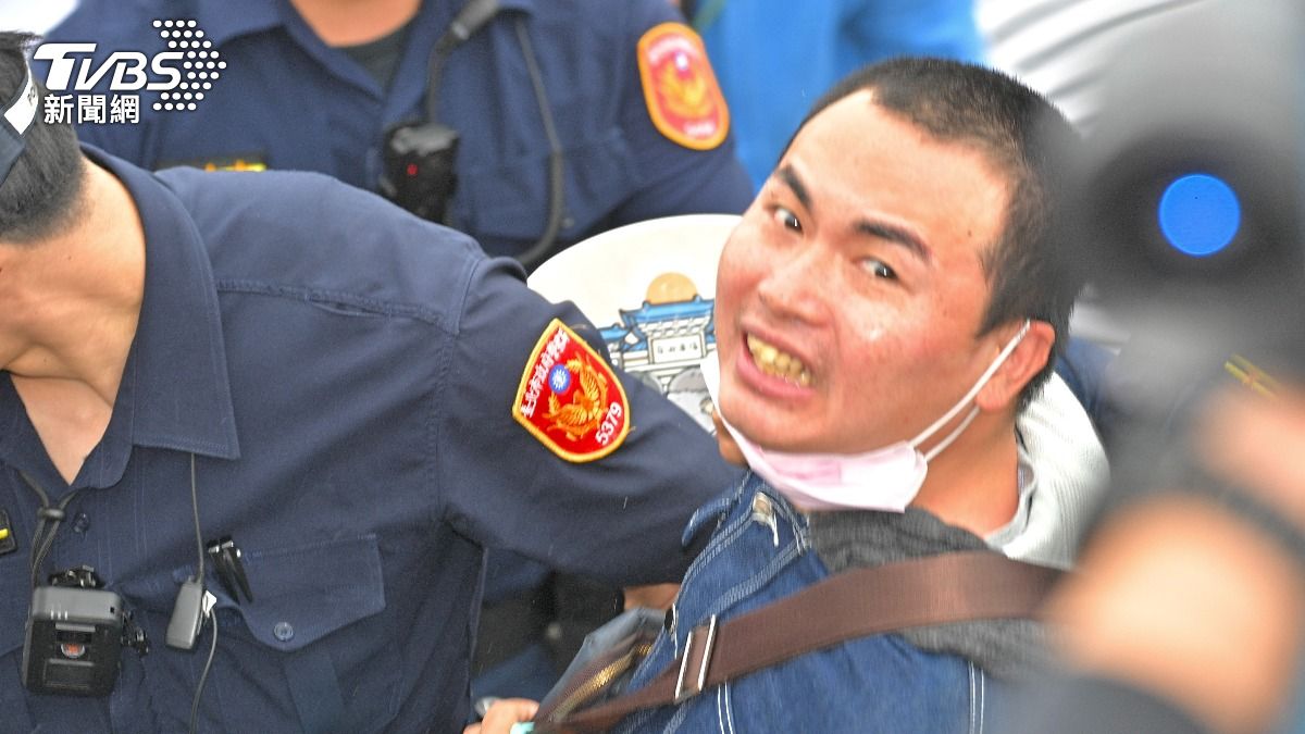 3萬小草上凱道!吃屎哥鬧場喊「柯文哲貪汙」 秒被警扛走