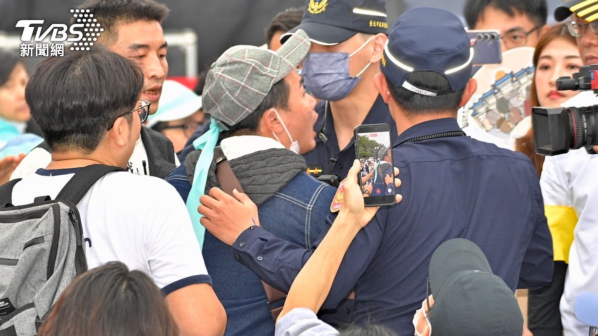 網紅吃屎哥突鬧場高喊「柯文哲貪汙」，隨即遭警察扛出場。（圖／胡瑞麒攝）