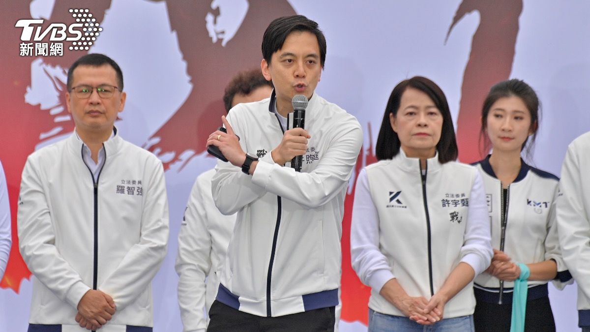 國民黨發言人牛煦庭代表黨主席鄭麗文相挺柯文哲。(圖／胡瑞麒攝)