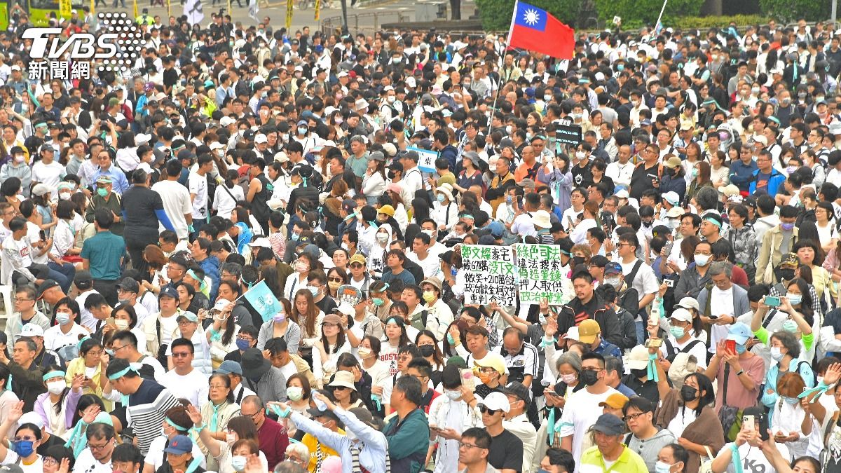 民眾黨於下午3點25分喊現場已聚集超過3萬人。(圖/胡瑞麒攝)