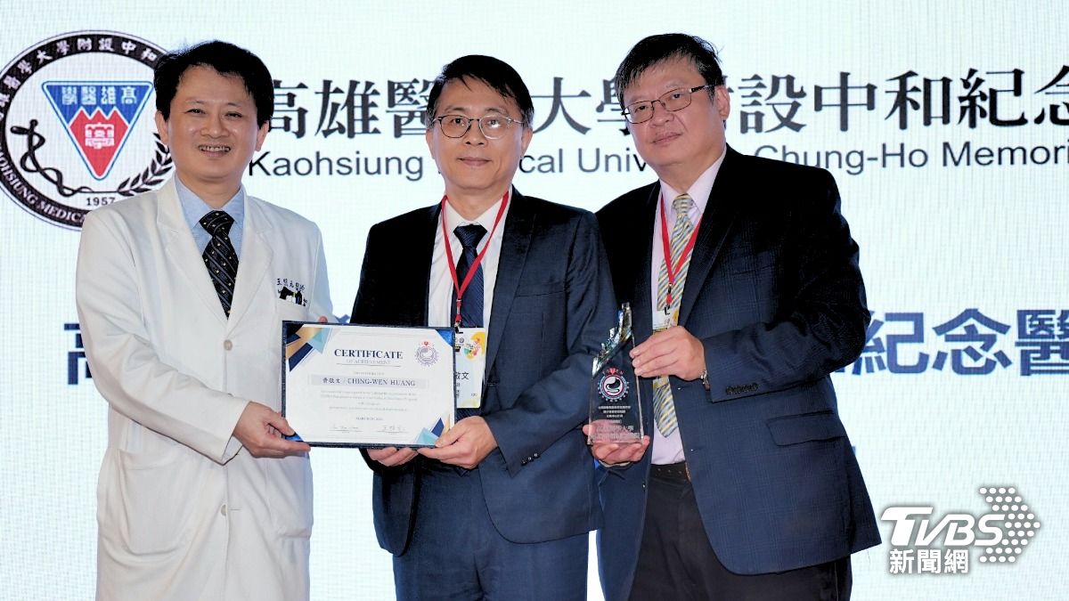 中央健康保險署顏家瑞副署長(右1)與台灣靜脈暨腸道營養醫學會王照元理事長(左1)頒發示範中心認證給高雄醫學大學附設中和紀念醫院黃敬文醫師(中)。(圖/TVBS)