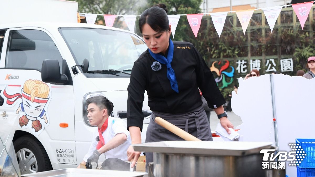 鄭智善錄製《開火開伙》,眼神專注備料。(圖/趙世平攝)
