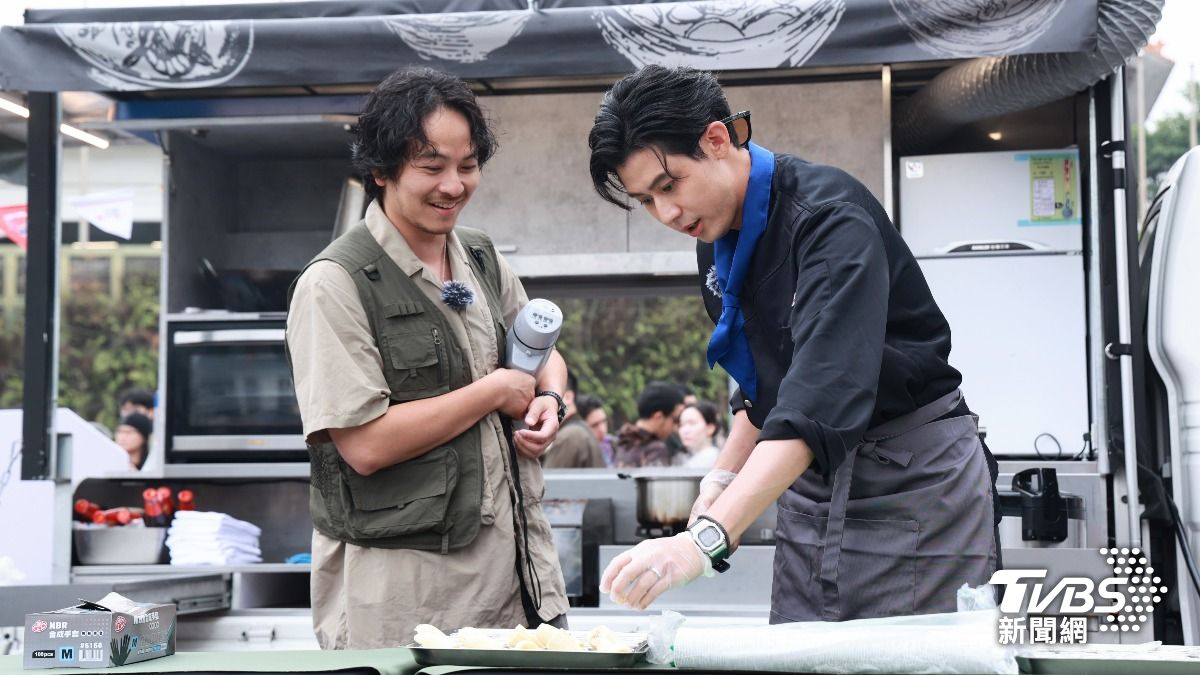 擔任總幹事的楊銘威,在旁關心李玉璽的進度。(圖/趙世平攝)