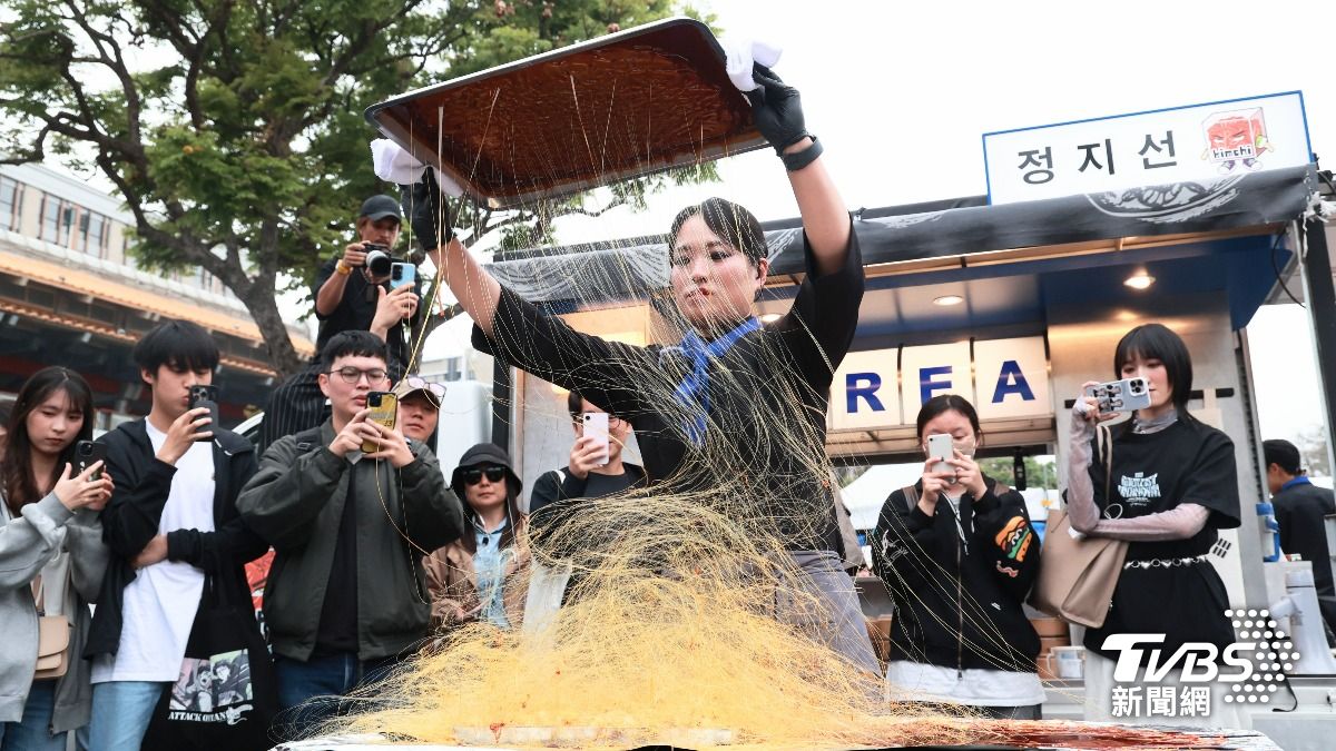 鄭智善現場製作「拔絲料理」。（圖／趙世平攝）