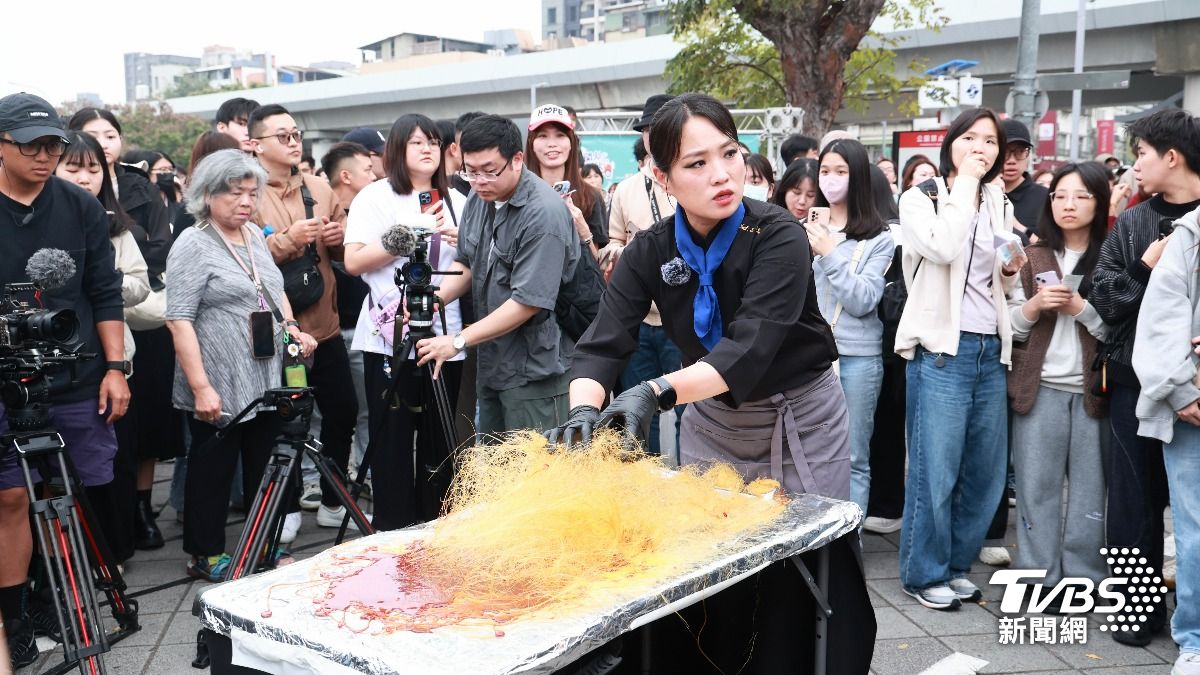 鄭智善現場製作「拔絲料理」。（圖／趙世平攝）