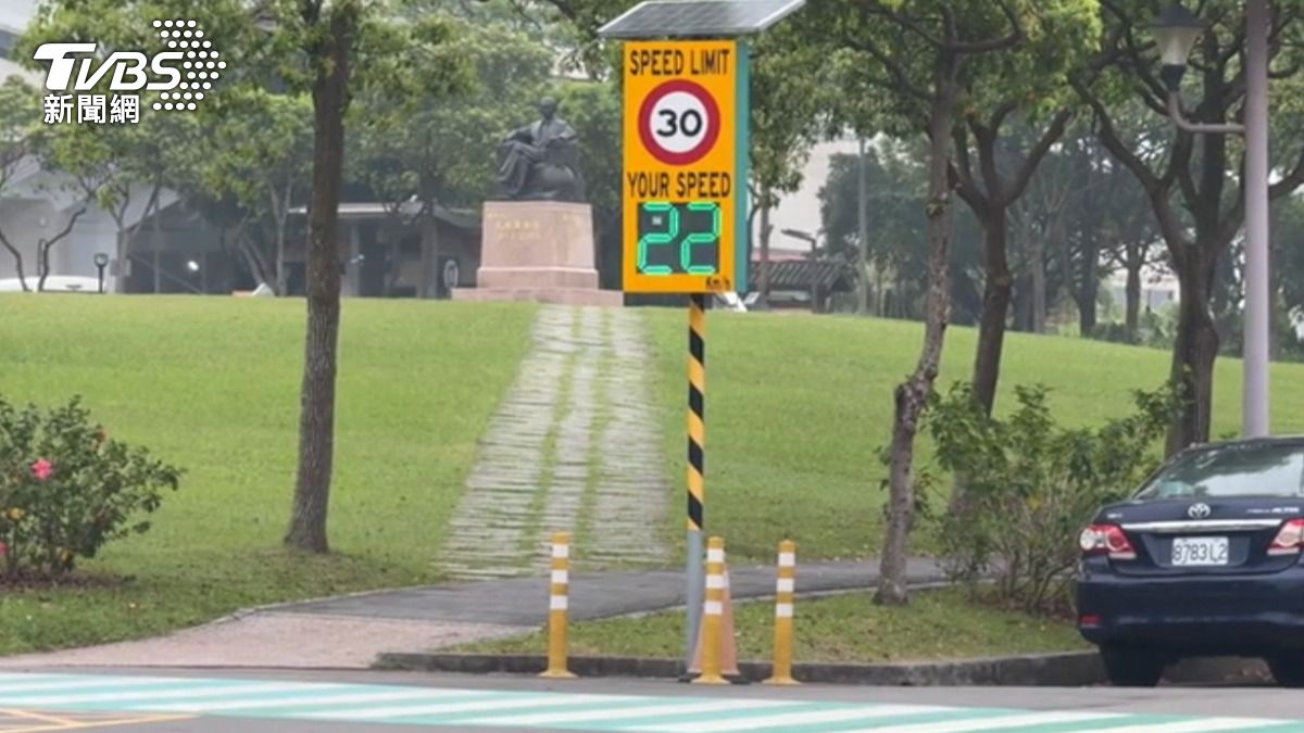 大學腹地廣公車進校內，限速標誌30公里。（圖／TVBS）