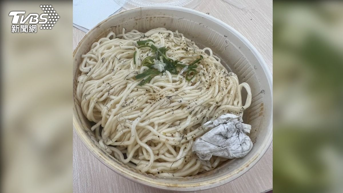 民眾在外送平台訂購「紅油炒手拌麵」,打開卻發現,裡面有衛生紙垃圾,還有不明的黑色細絲,看到這景象的消費者真的傻眼(圖/翻攝Threads_shiqi__520)