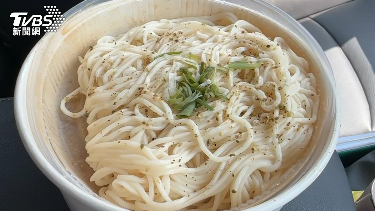 業者強調,作業區域沒有衛生紙,都是使用毛巾來擦拭手部,黑色的線我們廚房也沒有出現過這種東西(圖/TVBS)