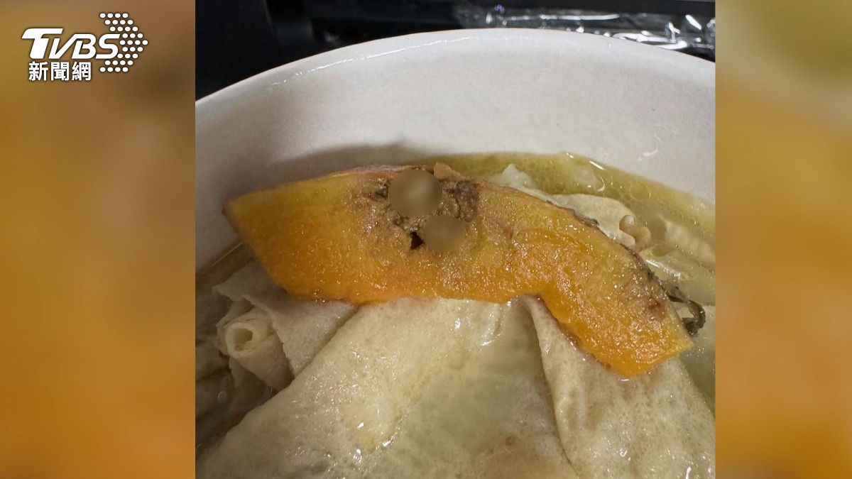 吃到一半見白蛆，業者致歉表示恐原農產品有問題。(圖／畫面提供 threads _09._.kyy._.20_)