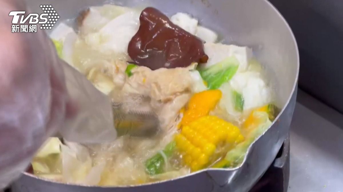 連鎖平價小火鍋南瓜有蛆! 業者表示太忙沒注意.強調負全責。(圖／TVBS)  