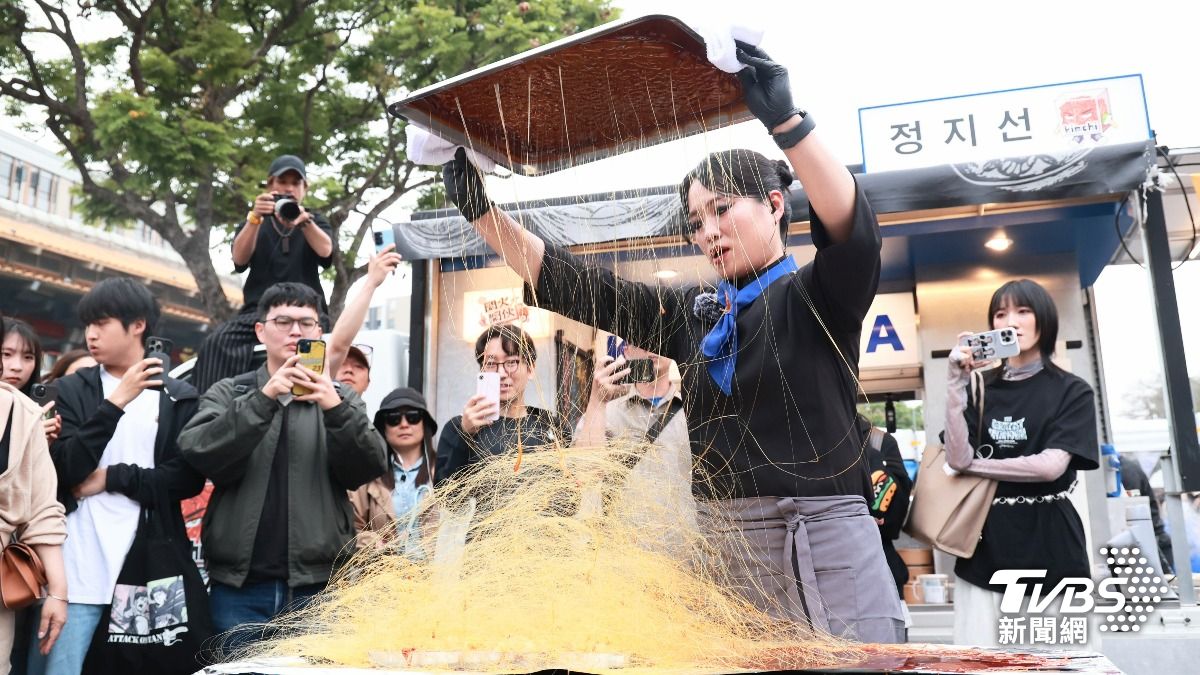 鄭智善現場製作「拔絲料理」。(圖/趙世平攝)