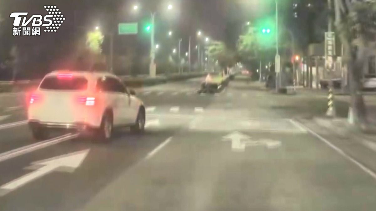 進口車橫切2道右轉險撞，特斯拉按喇叭反遭控逼車。(圖／民眾提供)