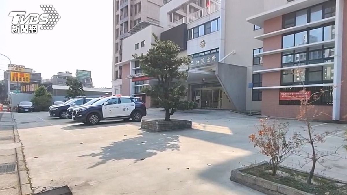 又切又轉險撞! 兩車駕駛不滿開進警局報案。(圖／TVBS)