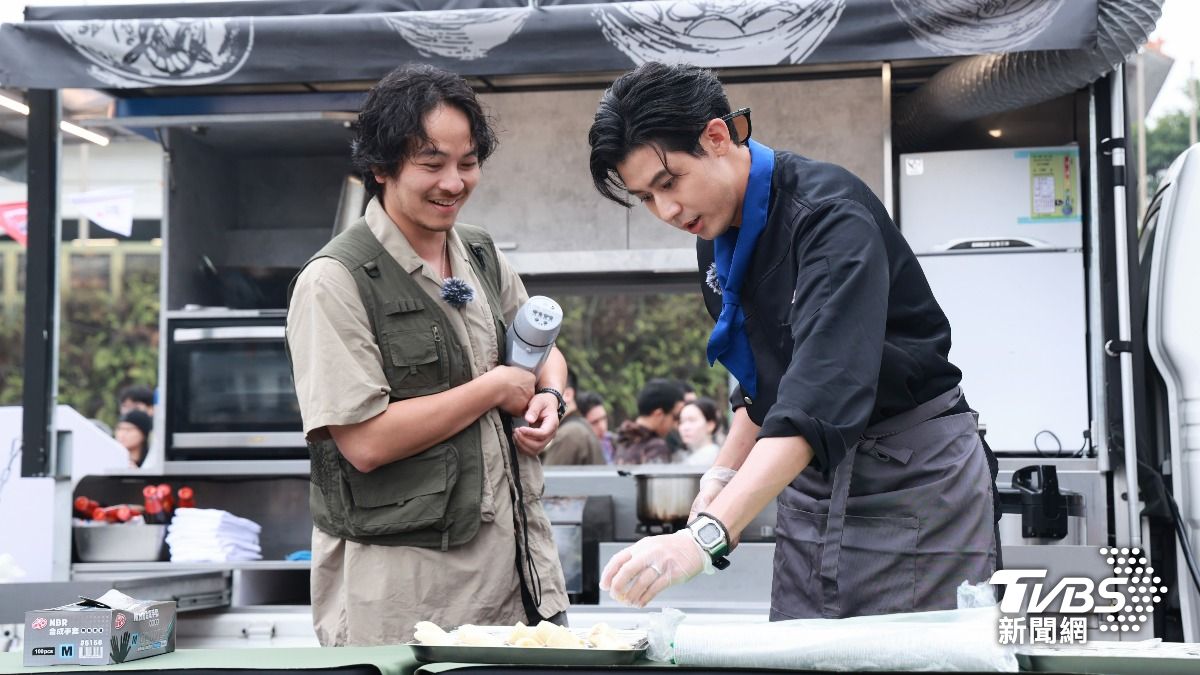 擔任「總幹事」的楊銘威關心李玉璽的準備進度。(圖/趙世平攝)
