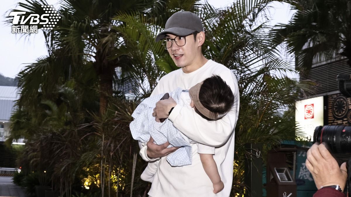 歐陽妮妮現身了!一家三口參加禾浩辰婚禮 張書豪否認妻懷孕