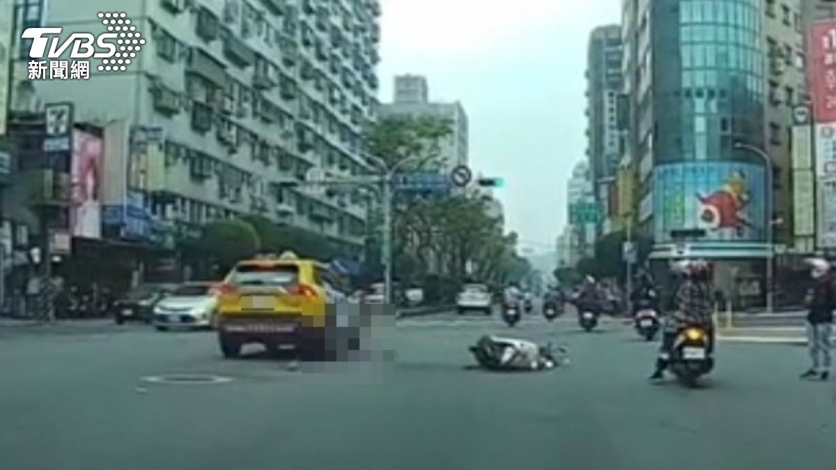 女騎士綠燈起步左偏,遭計程車撞上壓車底。(圖/TVBS)