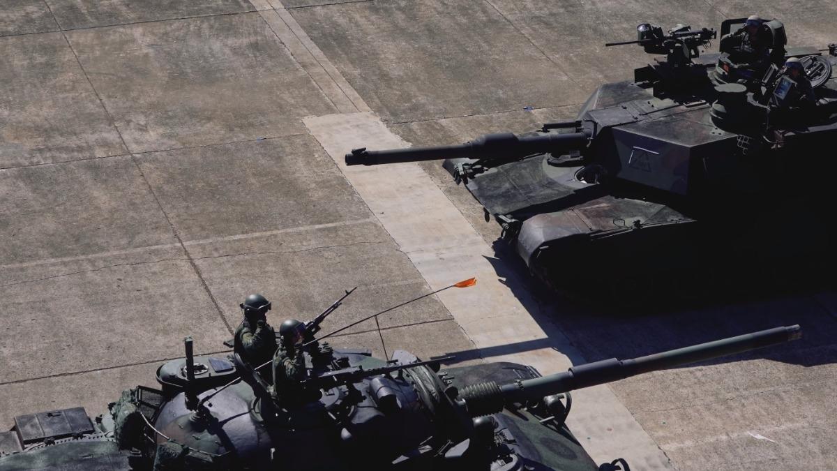 2025年10月31日,第一支完成M1A2T換裝訓練的部隊、陸軍584旅聯兵第三營正式成軍。交接儀式中,新舊世代戰車完成任務傳承,象徵裝甲戰力世代交替。(圖/軍聞社)