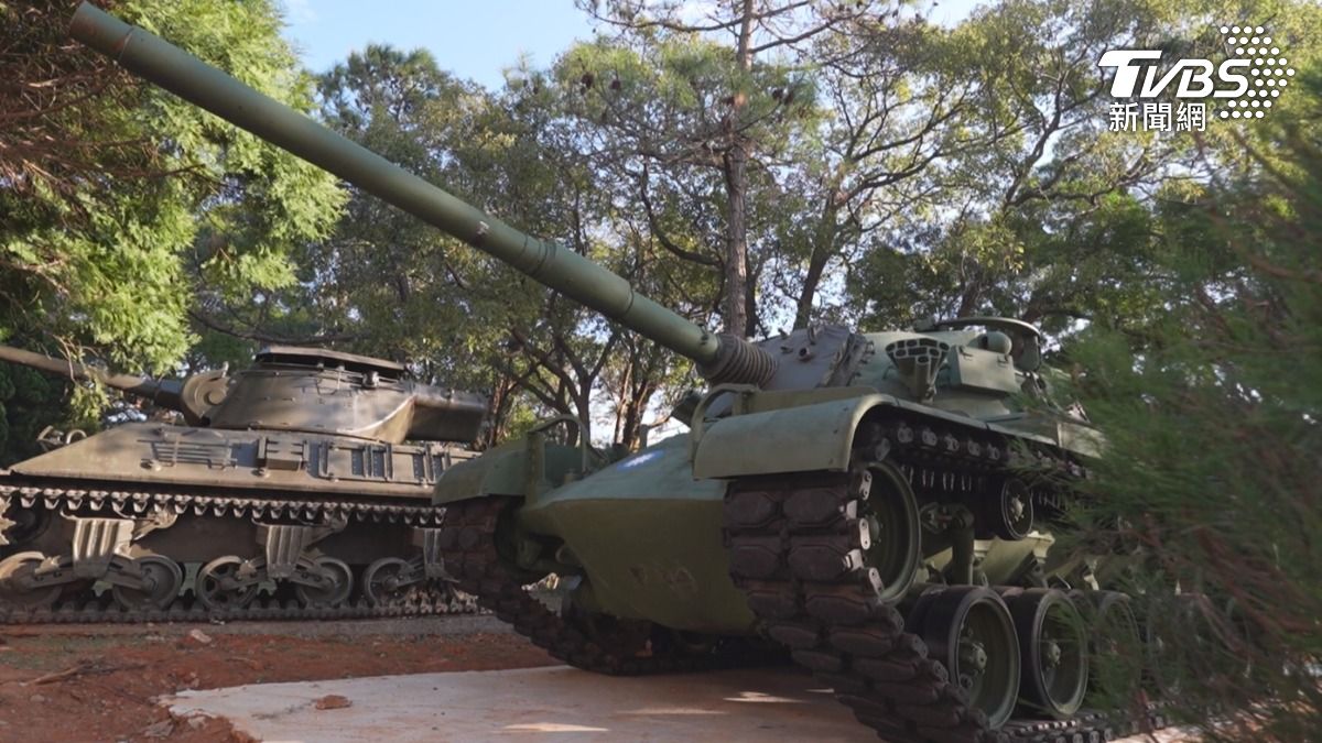 裝訓部的戰車公園中,陳列展示一輛輛足以代表國軍各世代地面主力的除役戰車。不過最角落,一輛CM-12也在近期默默加入隊列,就代表著同時期的CM-11勇虎戰車也將逐步退出第一線。(圖/TVBS)