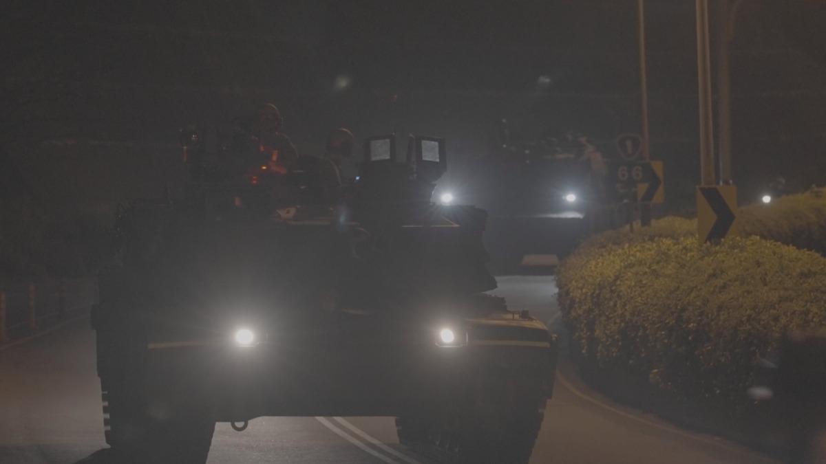 2025年12月23日，第一批成軍的M1A2T戰車部隊，帶著任務想定，首度投入例行戰備偵巡。(圖／軍聞社)
