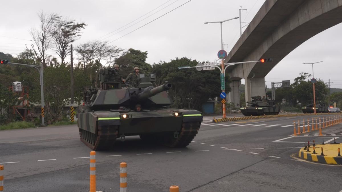 中共發起「正義使命-2025」對台軍演期間，M1A2T接裝部隊首次投入立即備戰操演行列。(圖／軍聞社)