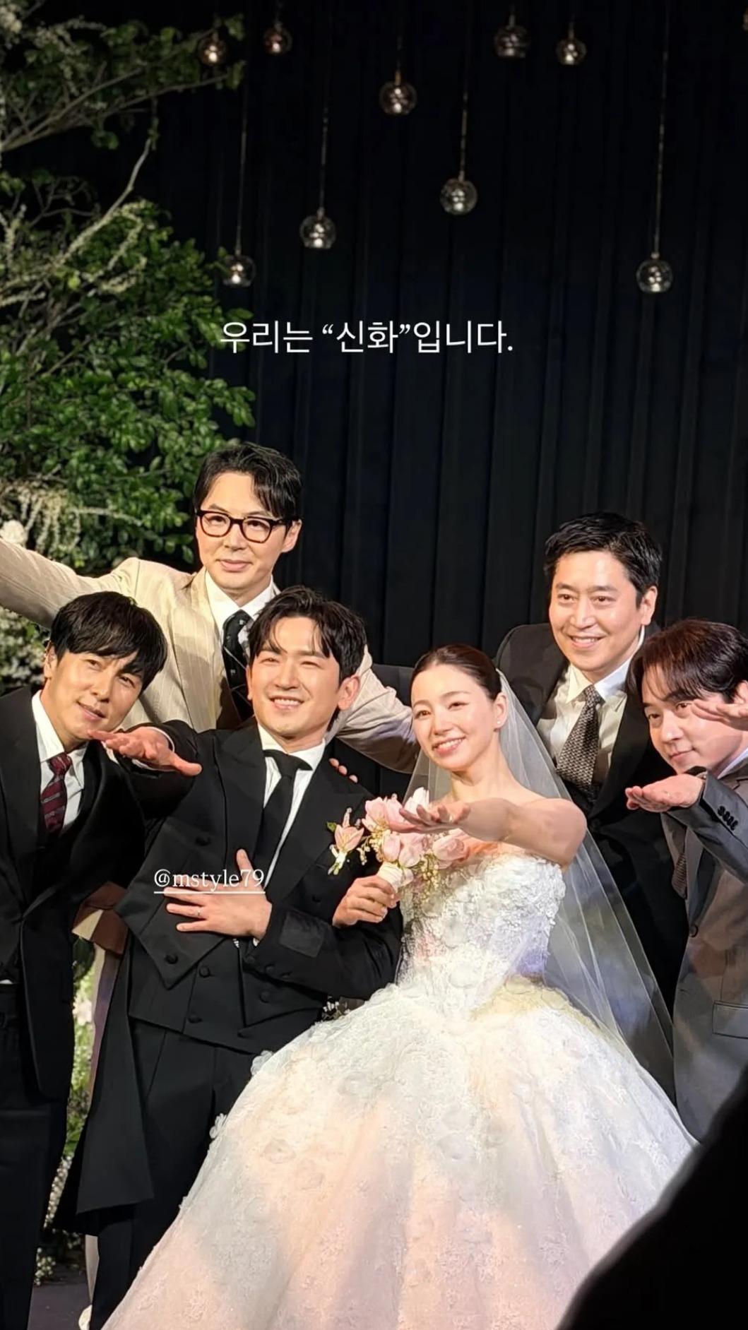 「神話」金烔完(左起)、JunJin、Eric、Andy都到齊,獨缺申彗星。(圖/翻攝自X)