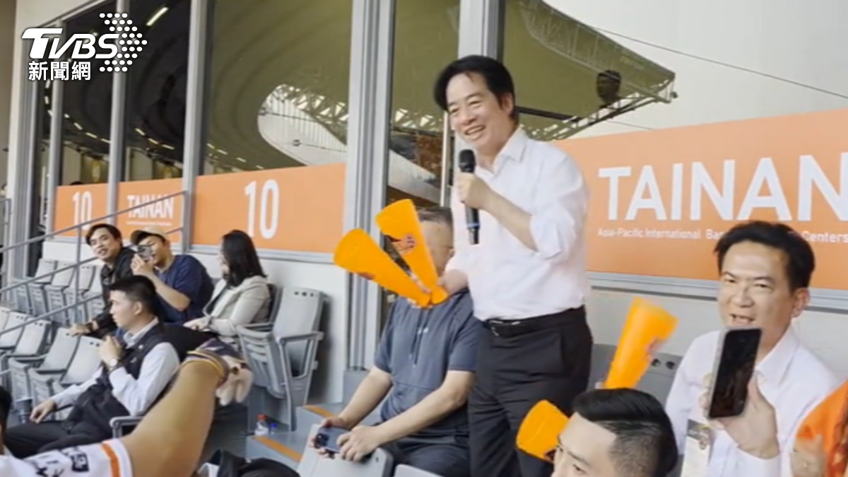 賴清德日前現身台南亞太球場為統一獅應援,高喊應援口號「AAOA」嗨翻全場。(圖/TVBS)
