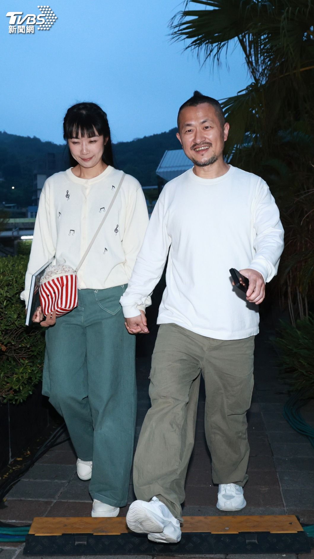 周亭羽(左)緊牽九把刀。(圖/趙世平攝)