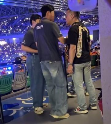 工讀生因走道管制，上前勸導蔣男返回座位，蔡姓場館前來勸說。（圖／Threads＠huhu_artnhandmade授權）
