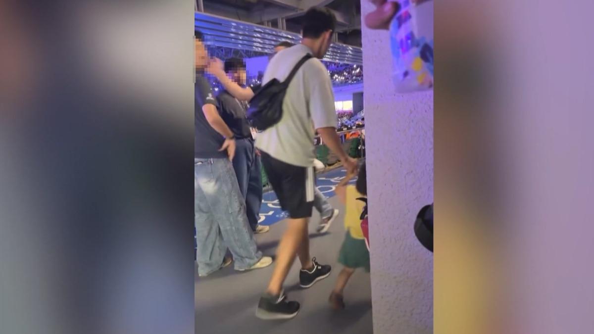 不滿被要求離開走道欄杆的管制區，男子怒掌摑工讀生，遭人全程目擊引公憤。（圖／翻攝Threads_huhu_artnhandmade）