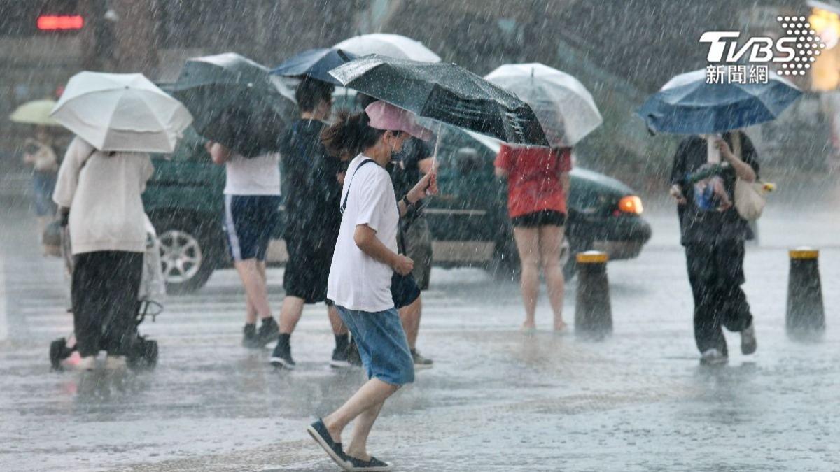 天氣/鋒面殺到!雨彈狂炸「下最猛區域」曝 週末驟降溫
