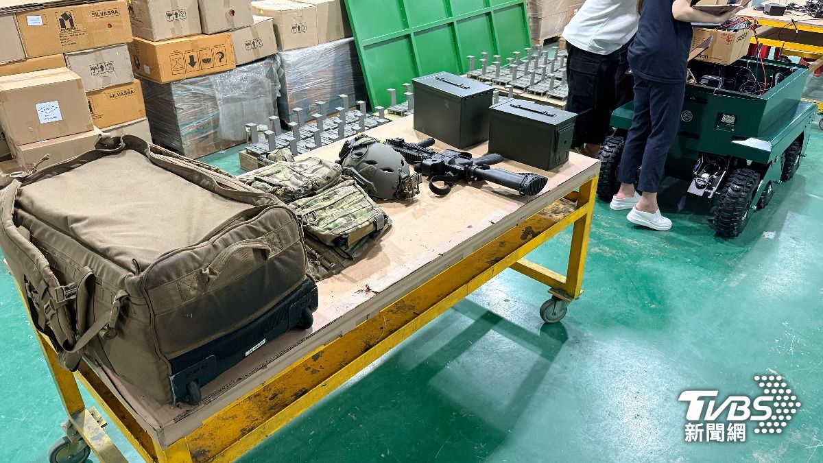 廠商表示，無論彈藥箱、士兵戰鬥個裝、大型攜行袋，甚至輕兵器，都被納入無人車可掛載的酬載清單。(圖／TVBS)