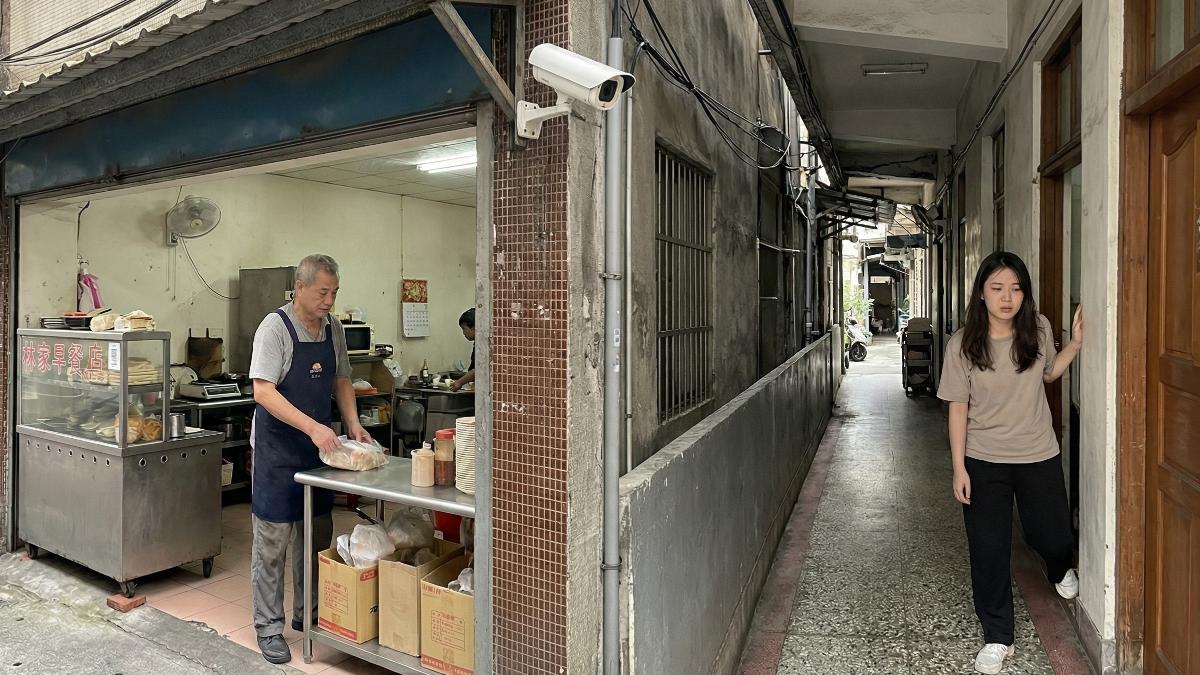 24小時拍家門「患肌痛症、睡不著」 她告鄰居裝監視器求償20萬