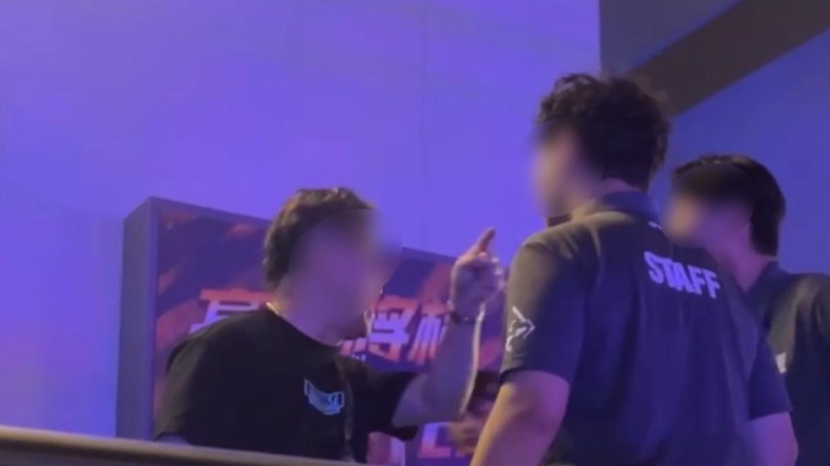 蔣姓房仲在球場內因走道管制問題，與現場工作人員發生爭執。（圖／民眾提供）