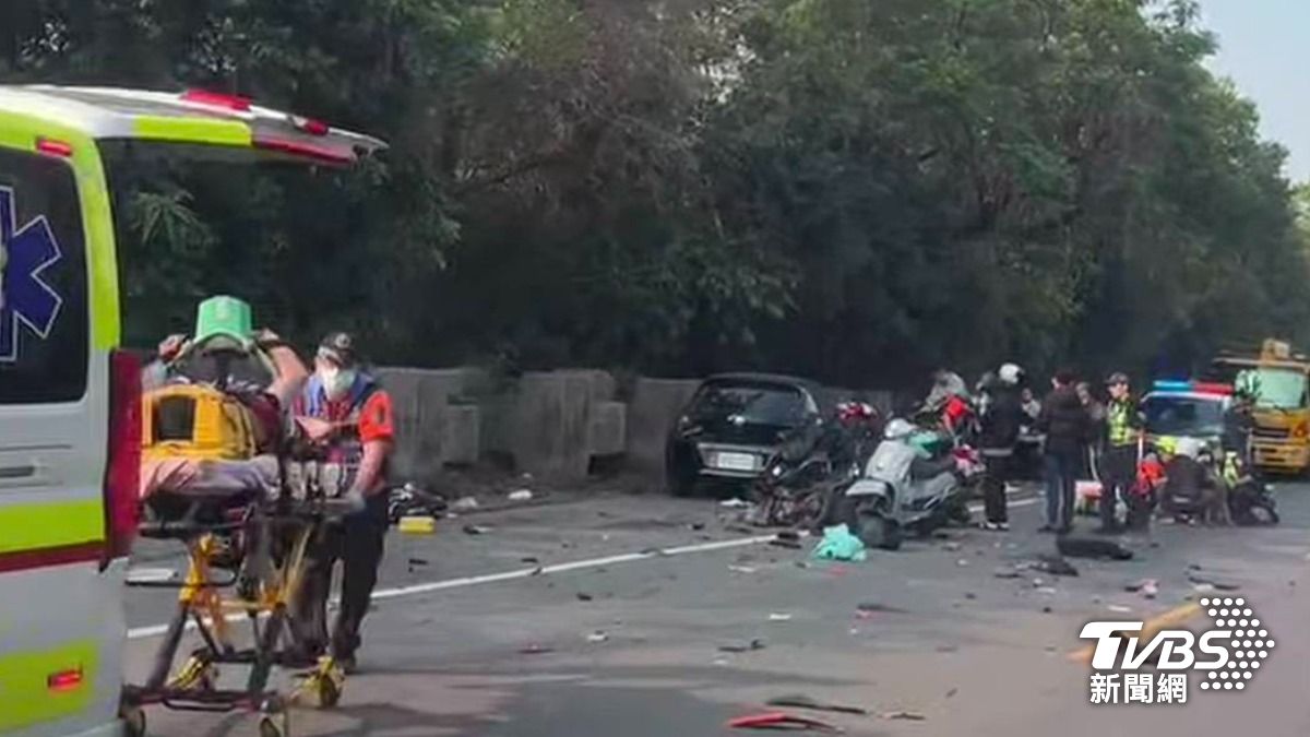 快訊/台南轎車逆向衝機車群 騎士卡破碎車體「血流滿地」1死2傷