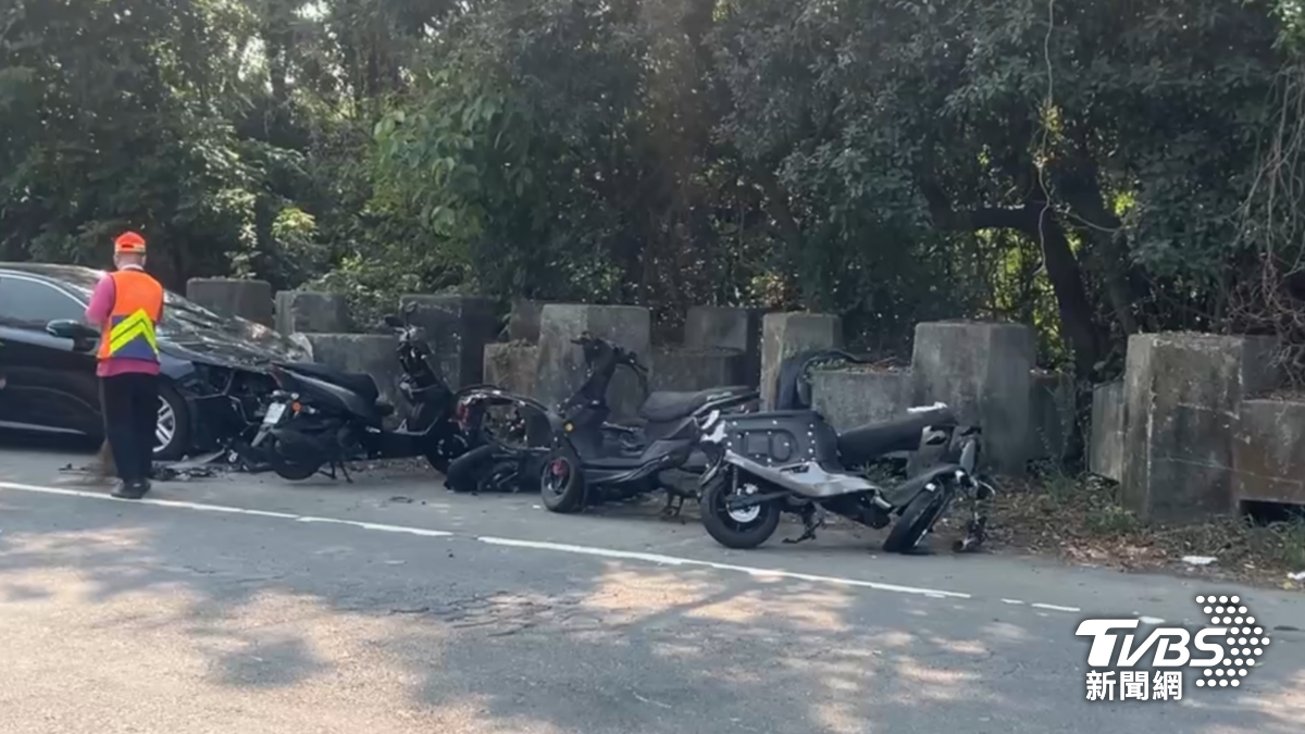 黑色自小客車不明原因逆向暴衝。(圖/TVBS)