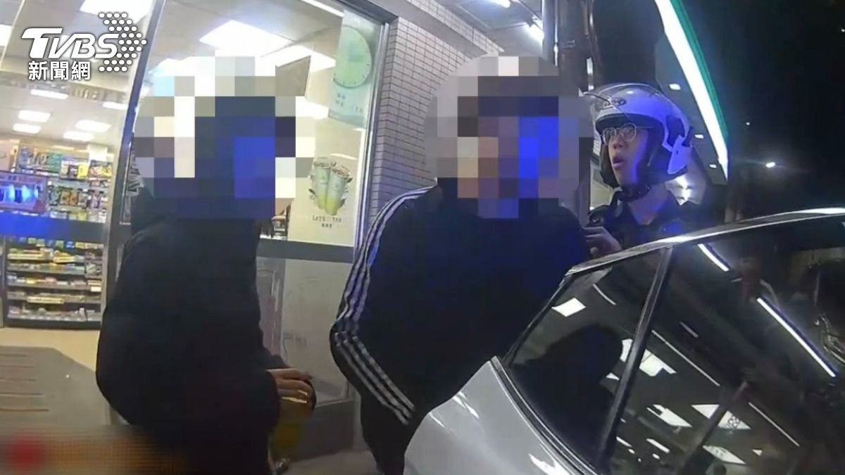 警方將現場吵架的兩派人馬帶回偵辦。（圖／TVBS）